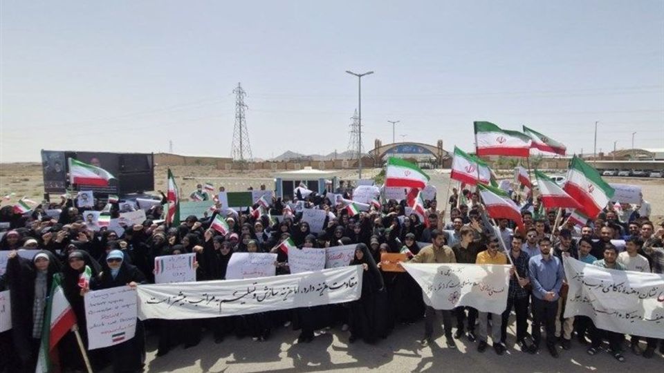 تجمع دانشجویان در جوار سایت فردو در حمایت از غنی‌سازی ایران