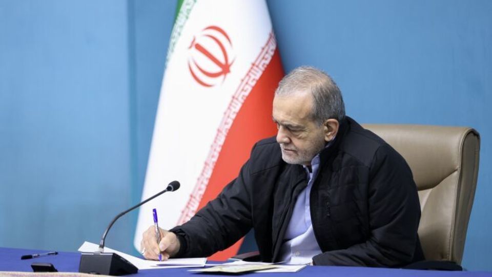 لاریجانی از پزشکیان حکم گرفت
