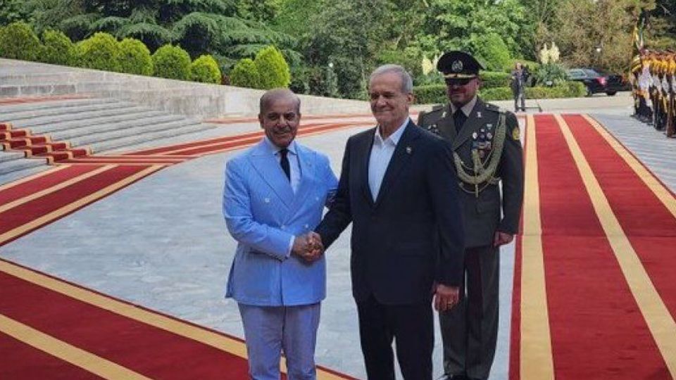 نشست خبری رئیس‌جمهور و نخست‌وزیر پاکستان پزشکیان: مرزهای ایران و پاکستان باید عاری از فعالیت تروریست‌ها باشد/ شهباز شریف: ایران، خانه دوم ماست؛ از برنامه هسته‌ای ایران حمایت می‌کنیم