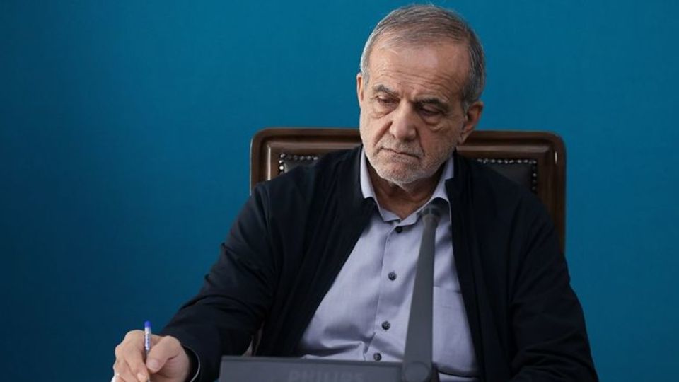 انتقاد رئیس‌جمهور از تعدد مجوزها و رانت ارزی/صدها میلیون دلار با انفعال مدیریتی صرف آیفون شد