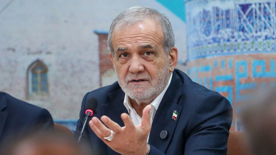 در نشست توسعه عدالت آموزشی در اصفهان؛ پزشکیان: اگر به مردم تکیه کنیم هر کاری شدنی است/ از اختلافات داخلی می ترسم نه از آمریکا