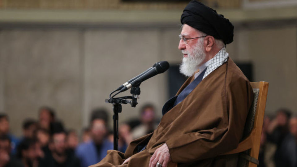 رهبر انقلاب: ۱۳ آبان باید در تاریخ و حافظه ملی بماند/ اختلاف ایران و آمریکا ذاتی است/ علاج بسیاری از مشکلات کشور قوی شدن است/ شعار «مرگ بر آمریکا» علت خصومت آمریکا با ملت ایران نیست