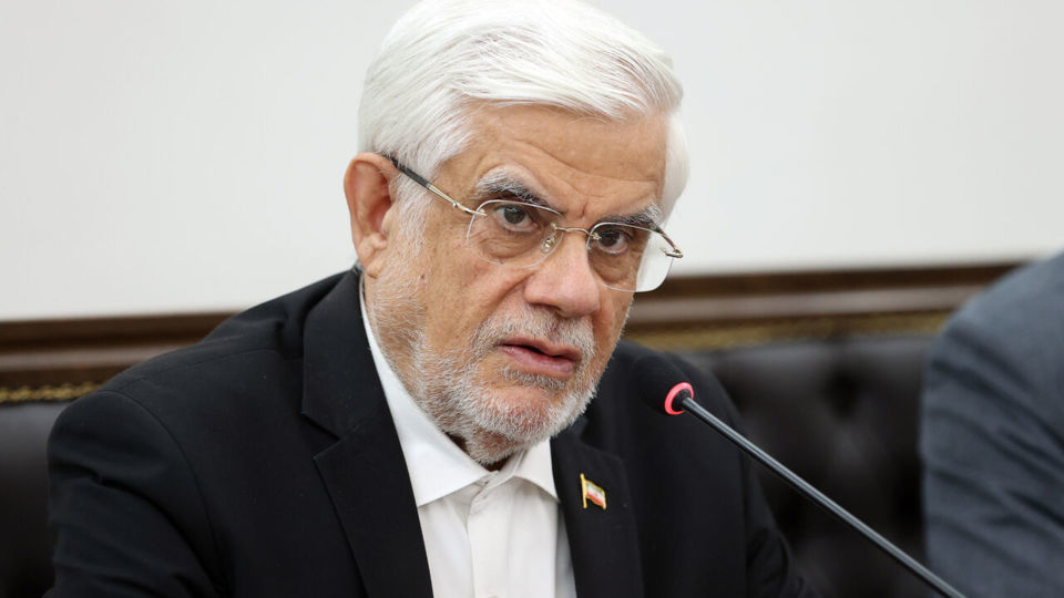 عارف: مدیرِ مخالف تصمیمات دولت، نمی‌تواند به عنوان مدیر ارشد دولت باقی بماند