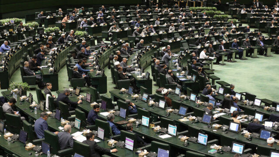 بیانیه ۱۷۲ نماینده مجلس؛ حل ریشه‌ای مشکلات اقتصادی با جراحی عمیق نظام بانکی